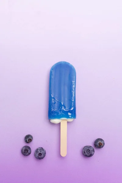 Blaubeere Eis Stiel Mit Frischen Blaubeeren Auf Einem Violetten Hintergrund — Stockfoto