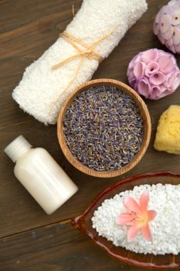 Üstten görünüm çeşitli spa ürünleri ve ahşap bir masa üzerine etkisi