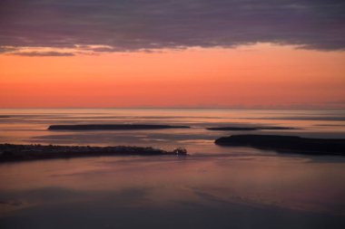 Mingan Adalar Milli Parkı rezerv Quebec Kanada üzerinde gündoğumu
