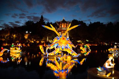 Montreal, Kanada - 8 Eylül 2018: aydınlatmak Botanik Bahçesi sergi Montreal Glittering fenerler çeşitli şekiller de Çin Bahçesi ve büyülü gösterinin tadını çıkarın için gelen ziyaretçiler binlerce gözünde.