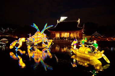 Montreal, Kanada - 8 Eylül 2018: aydınlatmak Botanik Bahçesi sergi Montreal Glittering fenerler çeşitli şekiller de Çin Bahçesi ve büyülü gösterinin tadını çıkarın için gelen ziyaretçiler binlerce gözünde.