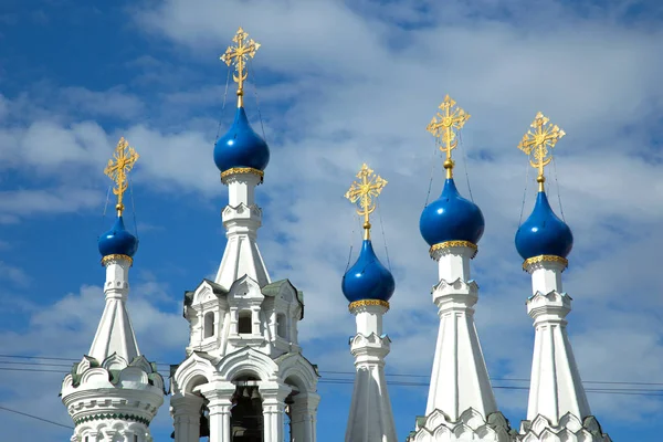 精致的帐篷屋顶安排在一个高度不寻常的组成的圣母在 Putinki 在莫斯科最风景如画的教堂之一的诞生教堂 — 图库照片