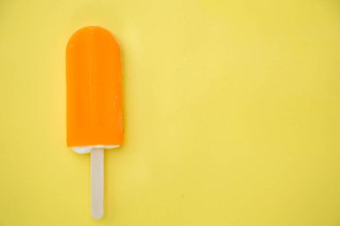 sarı bir arka plan üzerinde turuncu buzlu şeker