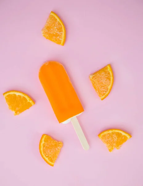 Orange Popsicle Med Några Skiva Apelsin Rosa Bakgrund — Stockfoto