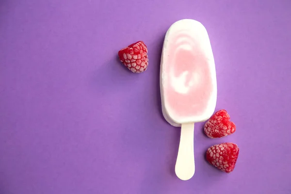 Beerensorbet Und Joghurt Eis Stiel Mit Himbeere Auf Violettem Hintergrund — Stockfoto