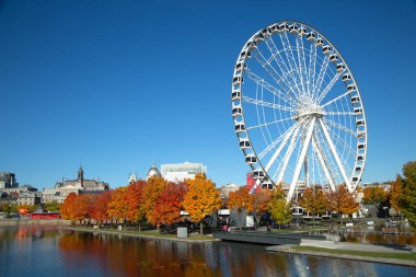 Montreal Kanada, 14 Ekim 2018: Montreal büyük tekerlek onun panoramik 60 metre yüksekliğinde ve sonbahar mevsiminde Nehri, eski Montreal ve şehir merkezinde şehrin nefes kesen manzarası ile 