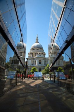 Londra, İngiltere - 10 Haziran 2017: St-Paul's Katedrali ve bir ayna duvar yansıması bir güzel yaz ve güneşli bir gün