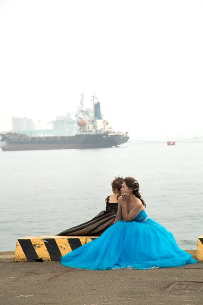 高雄市 2018年11月12日 两名年轻女孩在高雄2号码头摆姿势 婚礼照片在亚洲很受欢迎 — 图库照片