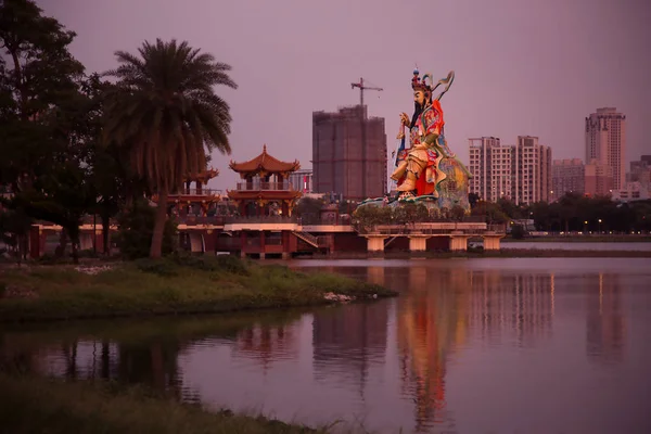 莲花湖是台湾南部高雄市左营区东侧的人工湖和热门旅游胜地 道教神雕像 — 图库照片