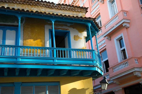 Arquitetura Colorida Havana Cuba Edifício Amarelo Azul Com Edifício Coral — Fotografia de Stock