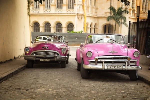 Havana Cuba Dec 2018 Twee Amerikaanse Klassieke Oldtimers Roze Oud Rechtenvrije Stockfoto's