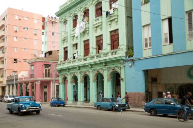 Havana-Küba-Aralık 5, 2018: Centro Habana, 15 yerleşim yerleri veya Havana, Küba ilçede biri sokakta araba mavi.