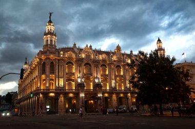 Gran Teatro de La Habana Havana, Küba akşam sırasında. Tiyatro, konser salonu, konferans salonları ve bir video sinema odası, yanı sıra bir sanat galerisi ve koro merkezi sunduğu imkanlar arasında bulunmaktadır