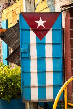 Metal kapı Küba'da Havana'da Küba bayrağı boyanmış