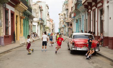 Havana-Küba-Aralık 5, 2018: Centro Habana, 15 yerleşim yerleri veya Havana, Küba ilçede biri sokakta top oynayan çocuklar.