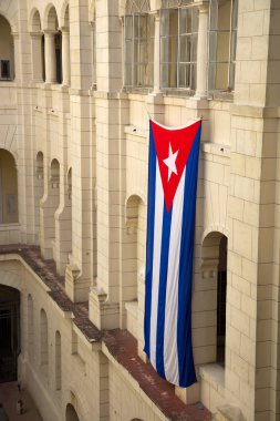 Karşı bir binanın Barok Küba'da Havana'da Küba bayrak