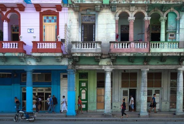 Havana Kuba Dec 2018 Neoklasicistní Architektura Sloupcem Modré Červené Fialové — Stock fotografie