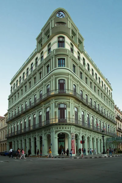 2017年12月7日 位于古巴哈瓦那的卡皮科利奥酒店前 建于1930年萨拉托加酒店 拥有新古典主义建筑 — 图库照片