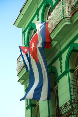 Küba bayrağı havada bir yeşil neoklasik bina-Havana Küba'da karşı yüzen