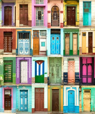 24 antik renkli ahşap kapılar Havana Küba'dan oluşan bir kolaj