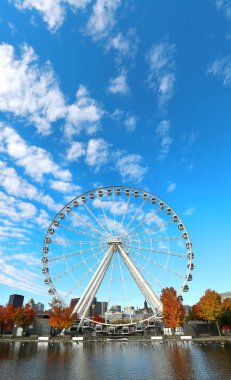 Montreal harika tekerlek onun panoramik 60 metre yüksekliğinde ve sonbahar mevsiminde Nehri, eski Montreal ve şehir merkezinde şehrin nefes kesen manzarası ile 