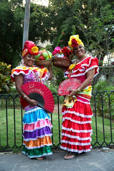 Hawana Kuba Dec 2018 Dwa Kubańskie Kobieta Kolorowy Kulturalnych Ubraniach — Zdjęcie stockowe