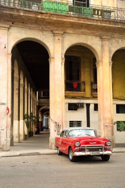 Havana-Küba-Aralık 4, 2018: kırmızı ve sömürge mimari yapı Eski Havana Küba'da bir klasik Amerikan eski model araba