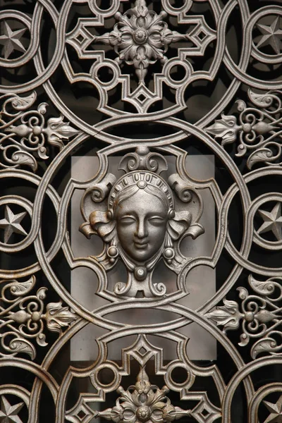 Parisiska Dekorativa Metall Dörr Fönster Silverfärg Med Ett Ansikte Mitten — Stockfoto