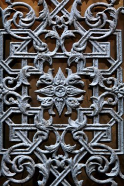 Gümüş renkli Paris dekoratif metal kapı pencere ortasında çiçek