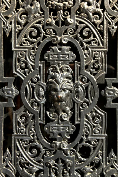 Pariser Dekoratives Metalltürfenster Schwarzer Farbe Mit Löwengesicht Der Mitte — Stockfoto