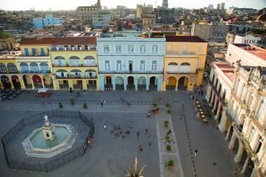 Havana-Küba-Aralık 7, 2018: Plaza Vieja Havana Küba'da. Plaza Vieja kentsel mimari kompleks XVII, XVIII ve XIX ve erken Xx değerli kolonyal binalar tarafından temsil edilir