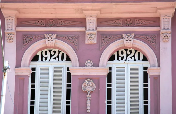 Neoklasicistní Architektura Sloupcem Bledém Růži Bílými Dveřmi Pilíři Vedado Havana — Stock fotografie