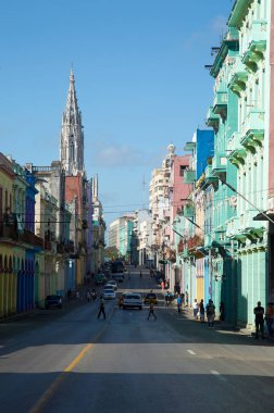 Havana-Küba- 9 Aralık 2018: Küba'da renkli bina ve neo sömürge mimarisi ile Havana'da popüler sokak