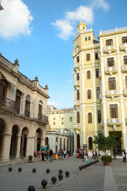 Havana-Küba- 8 Aralık 2018: Küba'da Havana'daki Plaza Vieja. Plaza Vieja'nın kentsel mimari kompleksi Xvii, Xviii ve Xix ve erken Xx'den kalma değerli sömürge binaları ile temsil edilmektedir.
