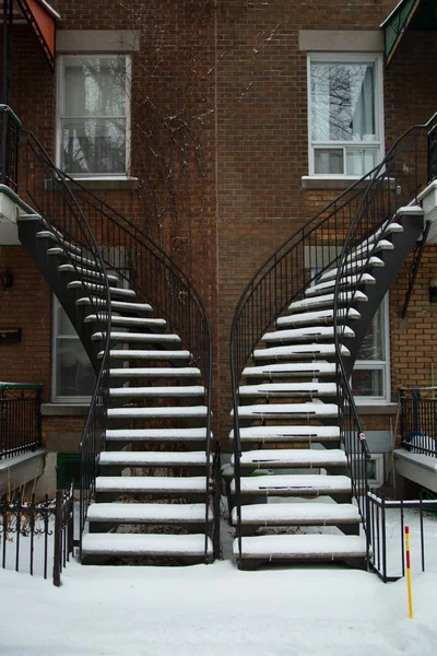 Escaleras llenas de nieve — Foto de Stock