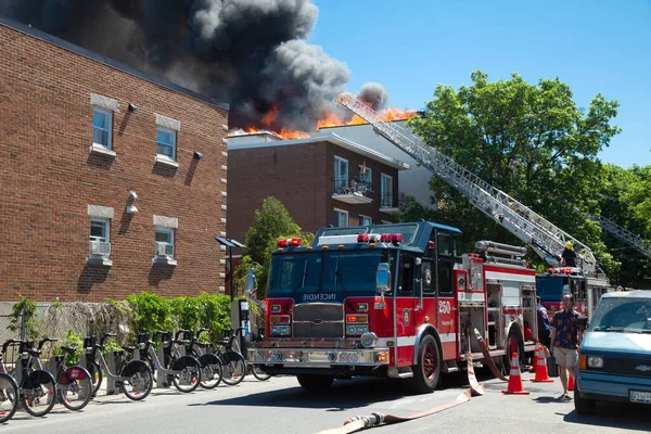 Montreal Kanada Juni 2020 Feuerwehrleute Und Feuerwehrwagen Sind Bereit Einen — Stockfoto