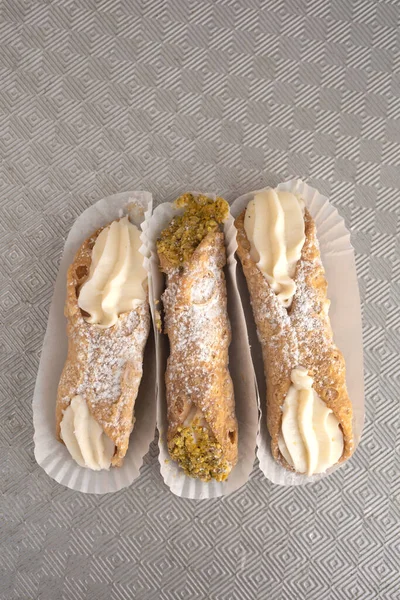 Πάνω Άποψη Των Τριών Cannoli Πρόσφατα Οθόνη Ωραίο Χαρτί Μέταλλο — Φωτογραφία Αρχείου