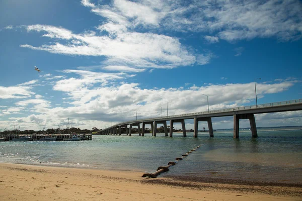 コンクリート橋は オーストラリアのフィリップ島と本土の町サンレモを接続します — ストック写真
