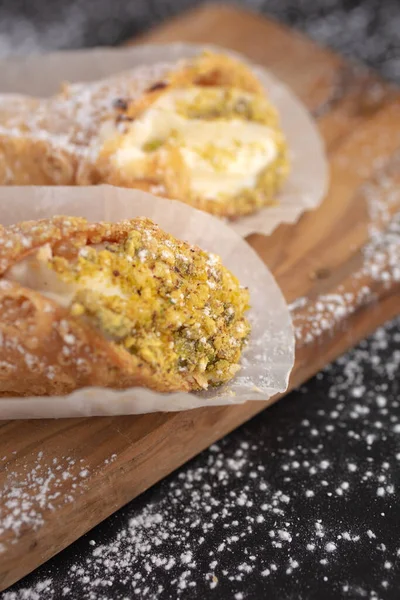 Čerstvé Cannoli Příroda Pistáciemi Papíře Černém Pozadí — Stock fotografie