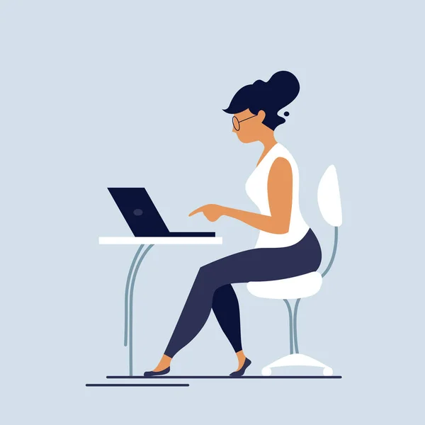 Geschäftsfrau Arbeitet Büro Hinter Ihrem Schreibtisch Mit Desktop Computer Flachem — Stockvektor