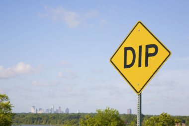 Bulutlar ve şehir manzarası, yatay biçimi ile mavi gökyüzü tabelada daldırma