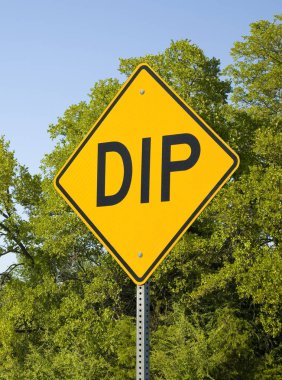 DIP işareti yeşil ağaçlar ve mavi gökyüzü, dikey Format karşı