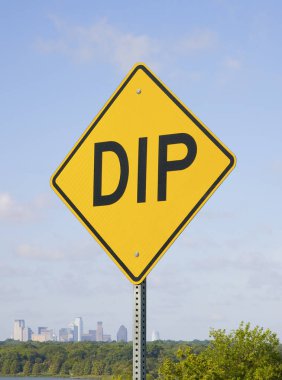 Bulutlar ve şehir manzarası, dikey biçimi ile mavi gökyüzü tabelada daldırma