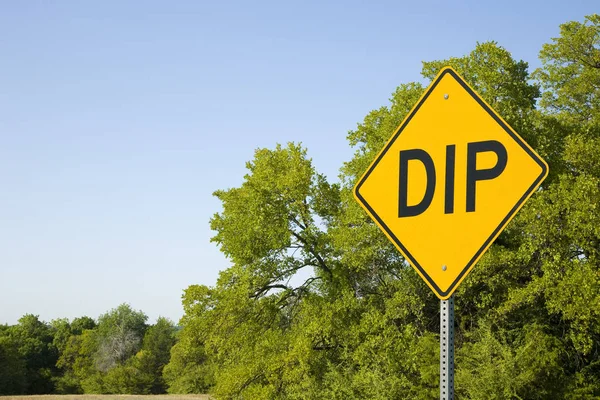 DIP işareti yeşil ağaçlar ve mavi gökyüzü, yatay Format karşı