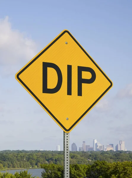 Bulutlar ve şehir manzarası, dikey biçimi ile mavi gökyüzü tabelada daldırma