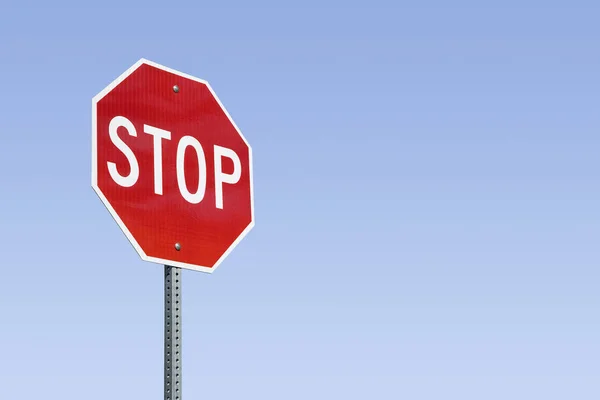 Stop Sign Dan Blue Sky Dengan Ruang Untuk Headline Dan — Stok Foto