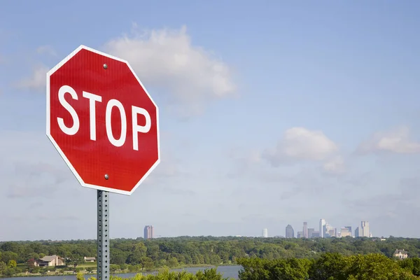 Stop Sign Dengan Skyline Kota — Stok Foto