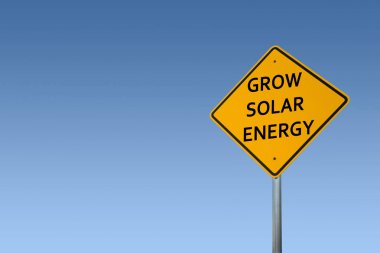 Mavi Gökyüzü Arka Plan Karşı Güneş Enerjisi Yol İşareti Grow