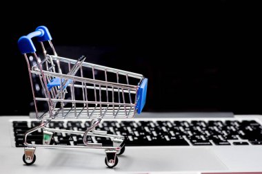 klavye bilgisayarla iletişim tablet arka plan (Online alışveriş sepeti yakın çekim)