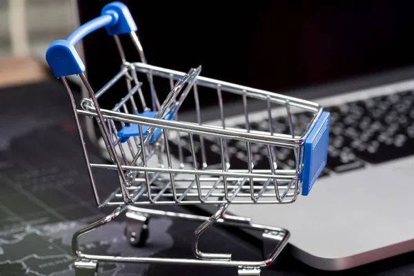 klavye bilgisayarla iletişim tablet arka plan (Online alışveriş sepeti yakın çekim)